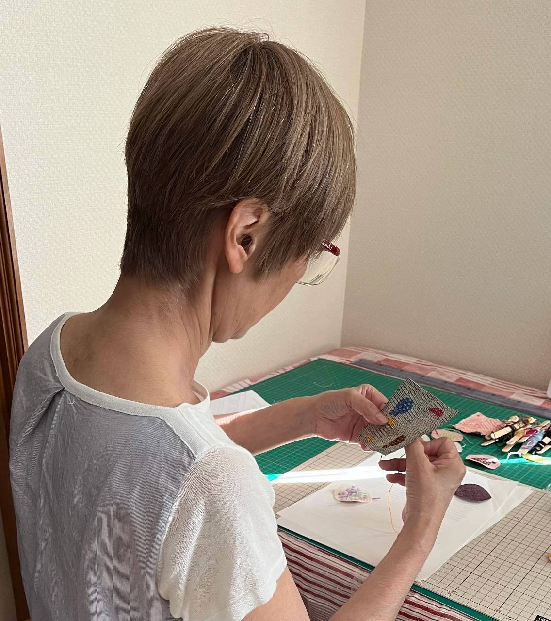 kukuiこぎん 舟木久美さんがこぎん刺しを制作する後ろ姿